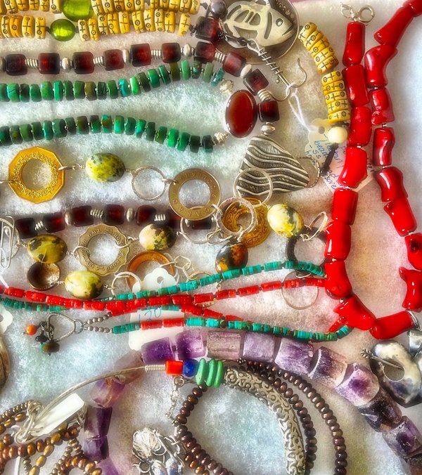 Quels sont les meilleurs types de bijoux pour compléter un décolleté plongeant avec sophistication?